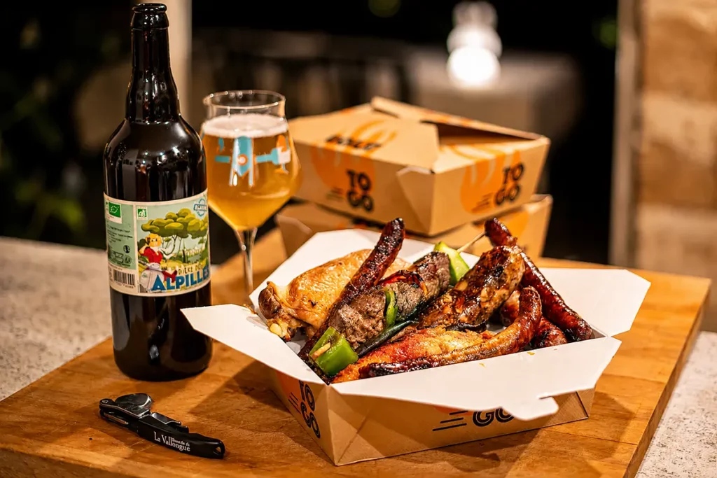 Box de grillades de la rôtisserie Alpilles Bio accompagnée d’une bière artisanale de la Brasserie des Alpilles.