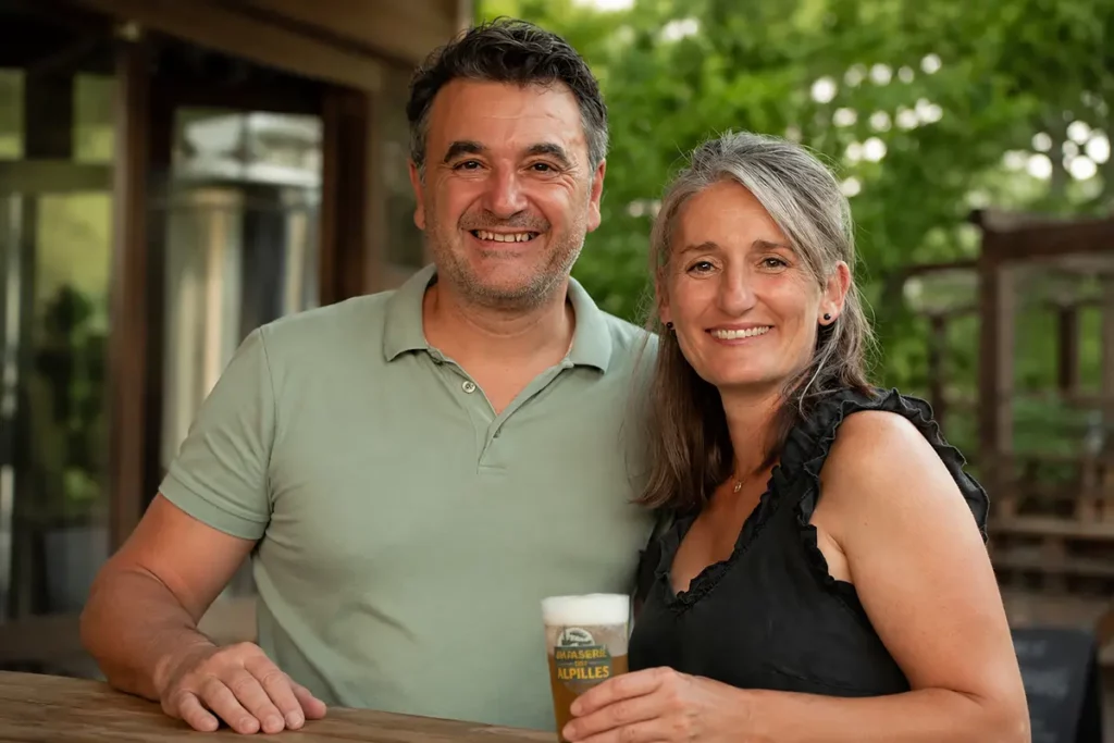 Agnès et Raphaël Graugnard, fondateurs de la Brasserie des Alpilles à Tarascon, présentent leur bière artisanale.
