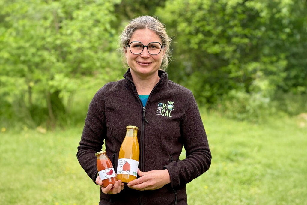 Charlotte Trossat présentant deux produits de Local en Bocal