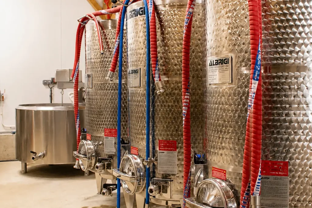 Cuves de fermentation en inox utilisées pour le brassage des bières artisanales de la Brasserie des Alpilles à Tarascon.