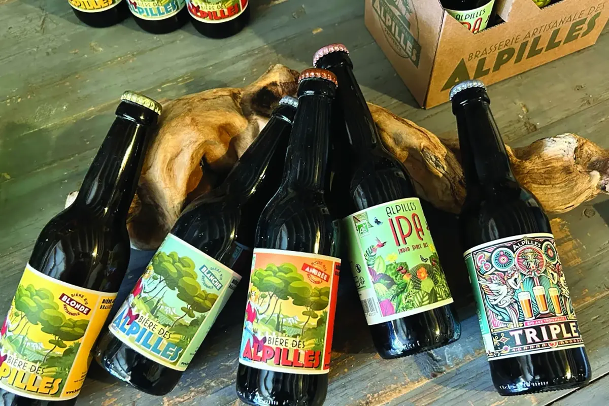 Gamme de bières artisanales de la Brasserie des Alpilles, avec les cuvées Blonde, Blanche, Ambrée, IPA et Triple.