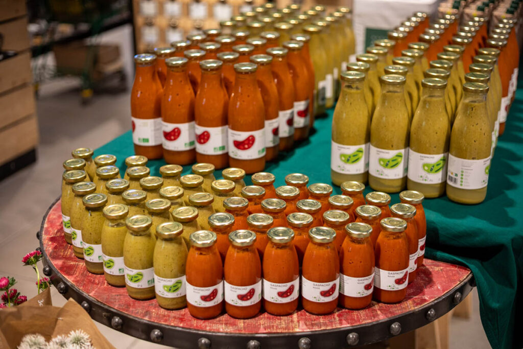 Présentation de bouteilles de gaspachos rouge et vert Local en Bocal chez Alpilles Bio
