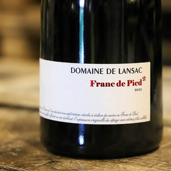 Gros plan sur l’étiquette de la bouteille Franc de Pied 2022 du Domaine de Lansac