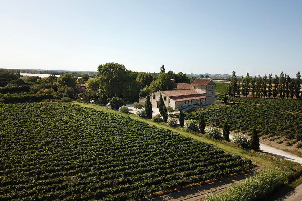 Vue aérienne des bâtiments du domaine de Lansac entourés de parcelles de vigne