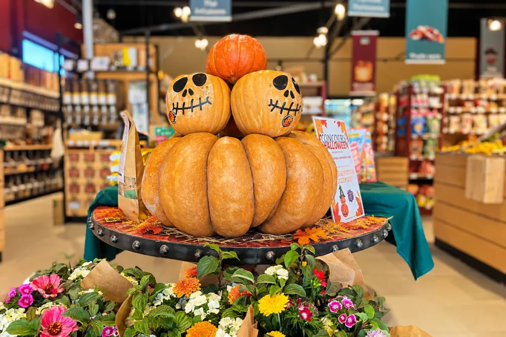 Empilement de courges décorées de visages d'Halloween dans le magasin Alpilles Bio à Saint-Rémy-de-Provence.
